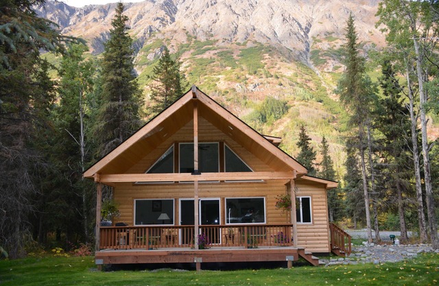 Lower Paradise Log Cabin in Moose Pass