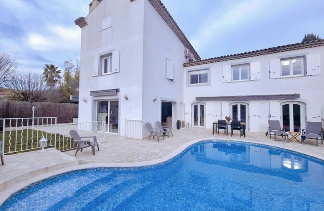 Lower villa apartment with private pool in a quiet location close to all amenities