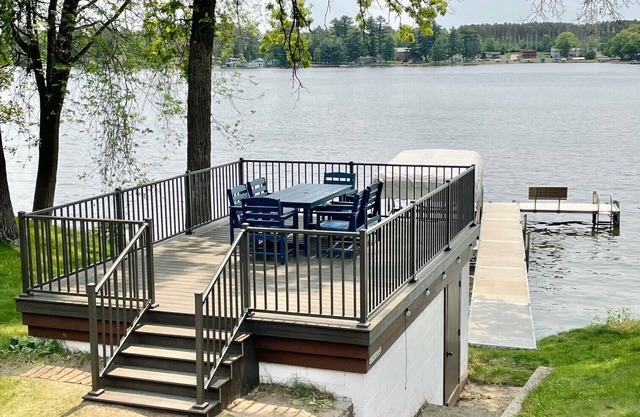 Luda’s Lakeshore Retreat: Newly renovated. Boathouse deck, private dock & slip