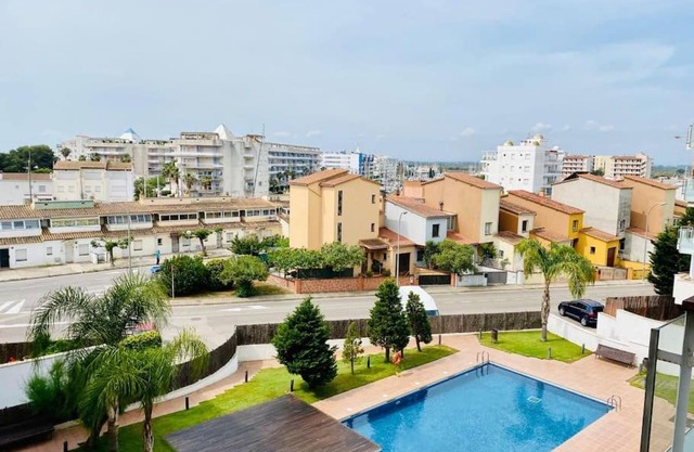 Luminoso apartamento con piscina