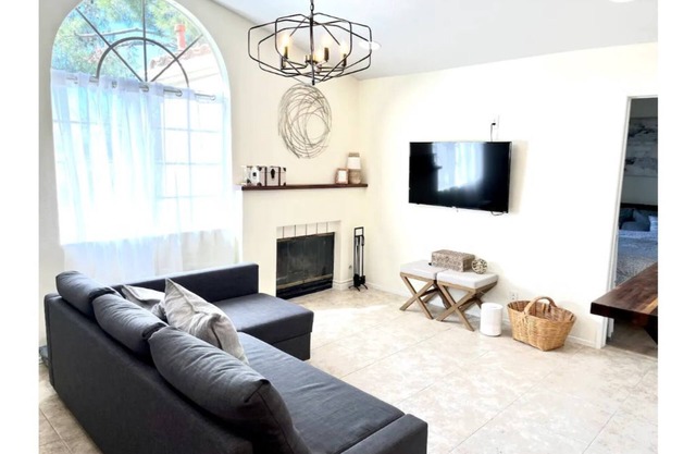 Luminous condo with corner view walking distance from lake!