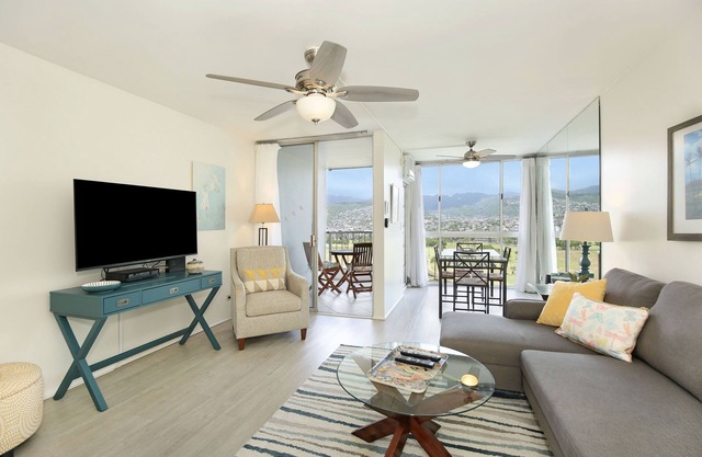 Luscious Green Golf Course & Mountain Views! FREE Wi-Fi, Parking, Pool!