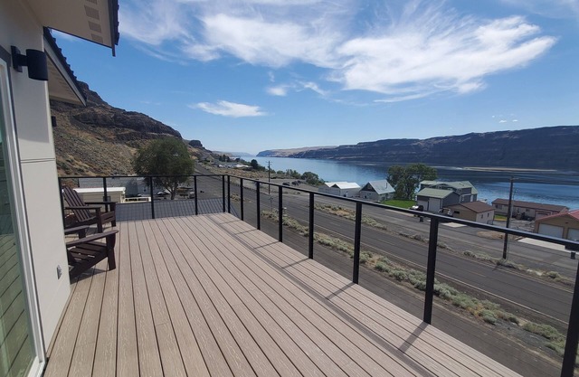 Lux 3 bdrm/3 bath sleeps 8 in George, Wa near Gorge Amphitheater & Wine Country
