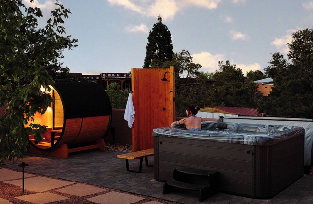 Lux Casa HotTub + Sauna w/Mtn Views, DT 10mins