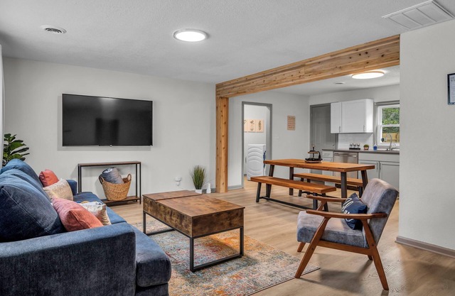 Lux on a Budget! 20 min to World Cup-Near Nascar/Legends/AmericanRoyal King Bed!