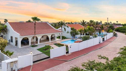 LUXE 3BR and 3BA Villa w Pool Villa Leone by Bocobay