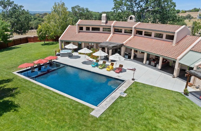 Luxe 5-bedroom, sleeps 12, centrally located, spa, pool, EV, VIP amenities