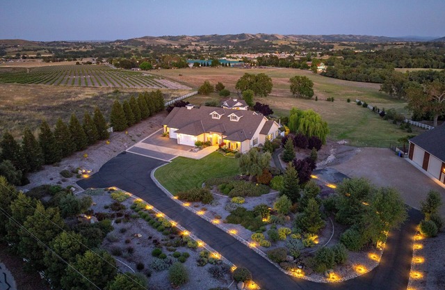 Luxe 5000sf Ranch on Westside Paso w/Pool, Hot Hub, Game Room and Disc Golf.