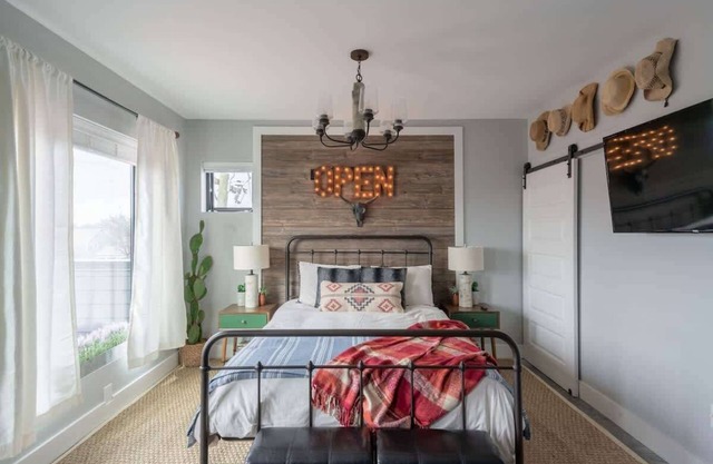 Luxe Apartment with Private Deck in Nashville