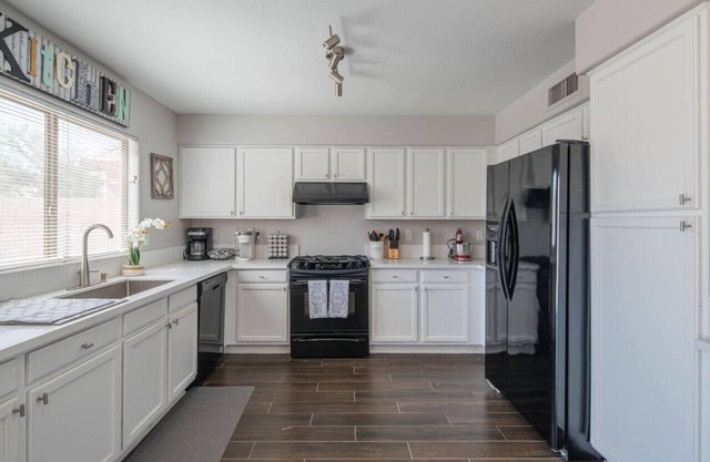 Luxe Avondale Escape - 4 BR, Sleeps 12