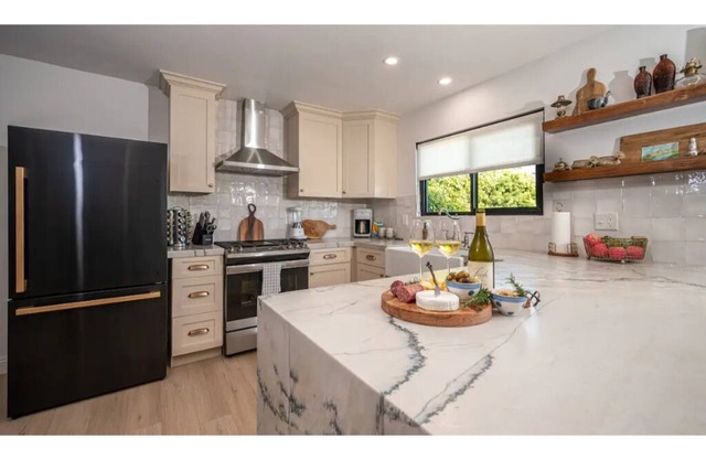 LUXE brand-new designed 2 bd/2 bath w/backyard