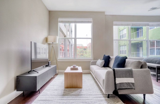 Luxe Mueller Studio w/Pool, W/D & Gym, nr park, by Blueground
