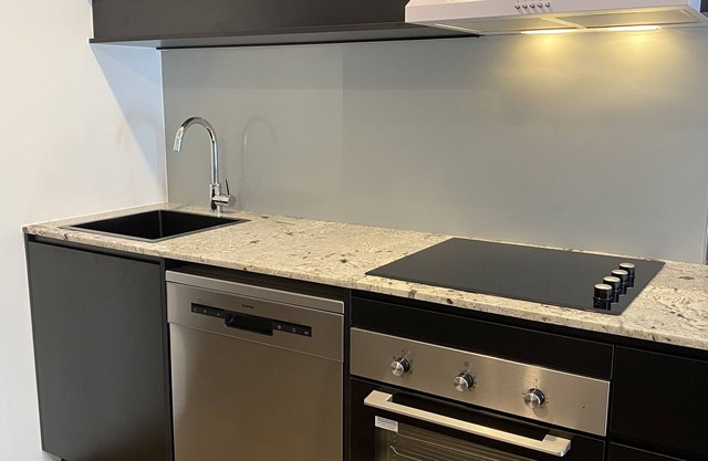 Luxe new apartment w/coffee, breakfast and lunch included!