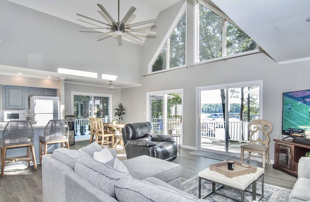 Luxe Private Waterfront Getaway on Lake Norman!
