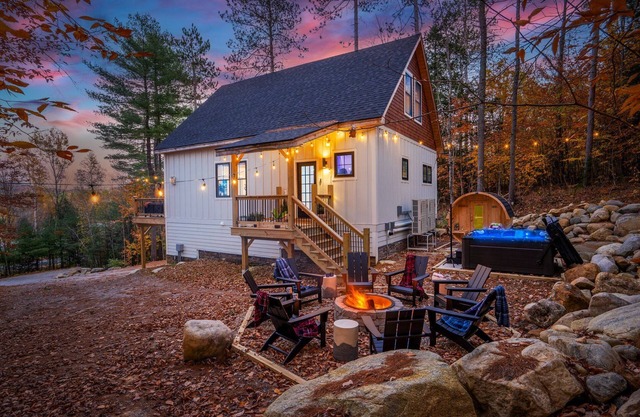 Luxe Retreat: Sleeps 16, Hot Tub, Sauna & Movie Room