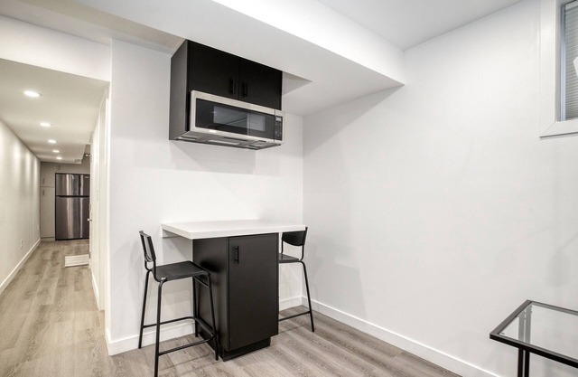 Luxurious 1Bedroom/2 Bed/1Bath Apartment with WFH Setup
