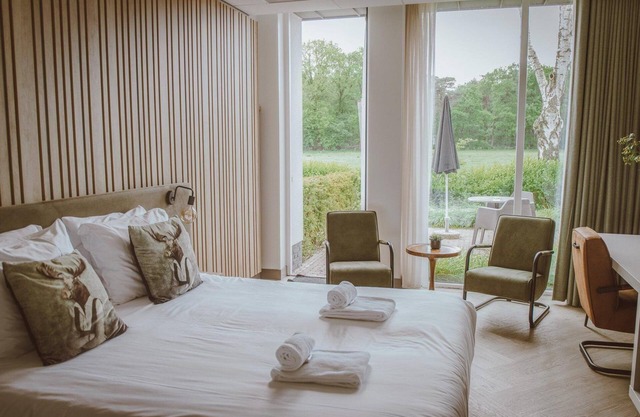 Luxurious 2-person hotel room at Recreatiepark De Boshoek, with air conditioning, terrace, and stunning views, located in the heart of the Veluwe.
