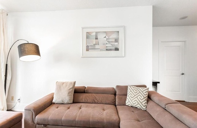 Luxurious 2BR 2BATH Condo Steps from Square One