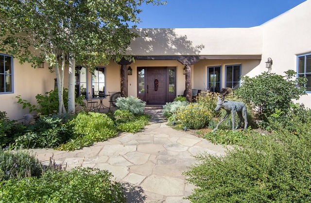 Luxurious 3 Bedroom-3 Bath~ Majestic views~ outdoor Hot tub~10 minutes to Plaza