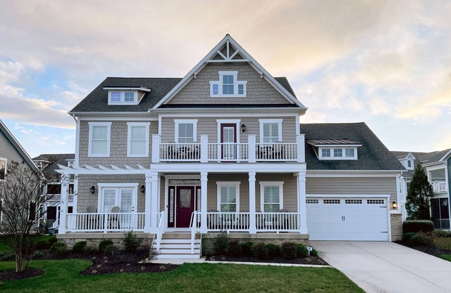 Luxurious 5-Bed Retreat: Steps to Pools & Sports Center, Near Beaches & Dining