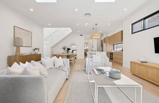 Luxurious 5 Bed Retreat + Pool near Gymea Village