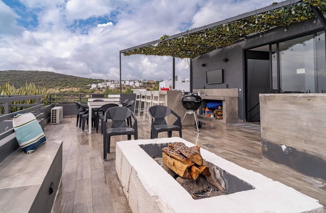 Luxurious 5-bedroom House With Air-conditioning & Private Rooftop in Juriquilla