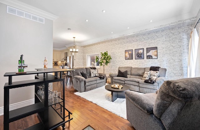 Luxurious 5BR-4WR Home in Downtown Toronto – Modern, Spacious & Cozy Retreat!