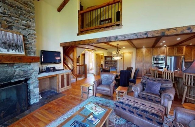 Luxurious Black Eagle Chalet