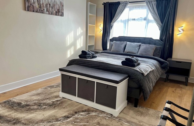 Luxurious Cozy 4-Bedroom Home near LHR
