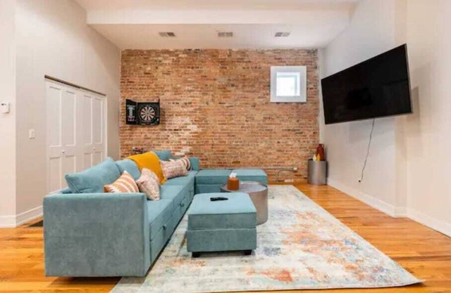 Luxurious Downtown 3 Bed 2.5 Bth