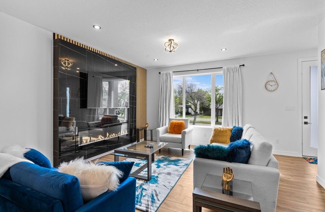 ⭐Luxurious Downtown Duplex⭐ Magnificent ⭐Stylish ⭐Modern ⭐Sleeps 7