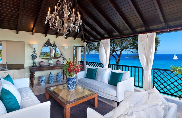 Luxurious Four Bedroom Penthouse with Panoramic Views!!