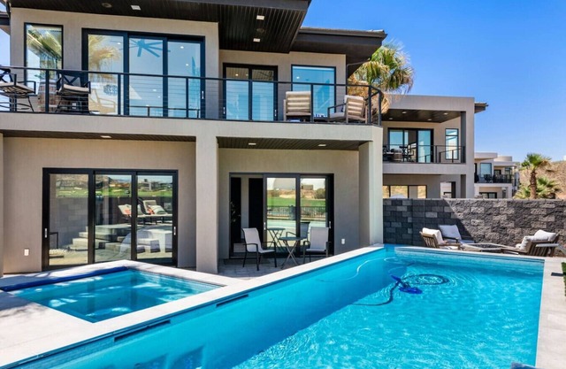 Luxurious Golf Haven ~ Pool & Spa ~ Stunning View