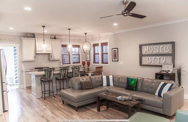 *LUXURIOUS House! Garage Parking, Walkable, Trendy neighborhood (Pet Friendly!)*