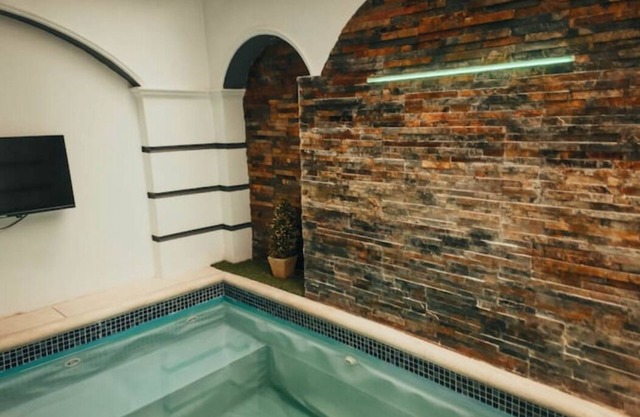 Luxurious house with jacuzzi & BBQ, close to everything!