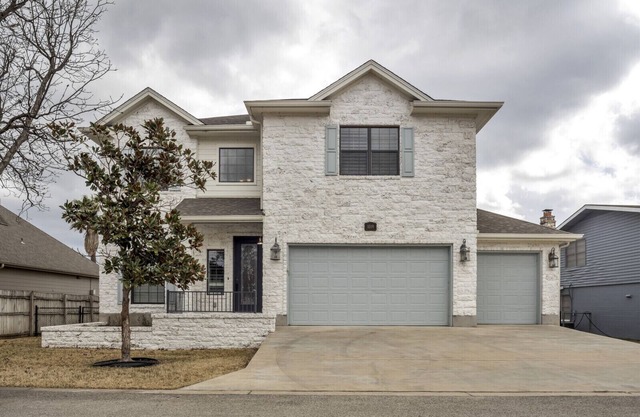 Luxurious Lake house w/fire pit, putting green, and beautiful views!