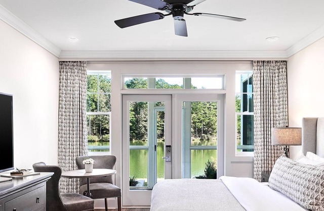 Luxurious Lakefront Suite w/Screened Porch & Complimentary WiFi