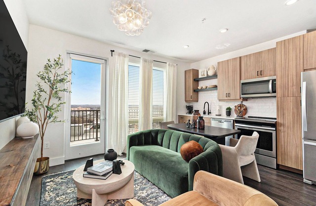 Luxurious living Midtown/free on site parking!