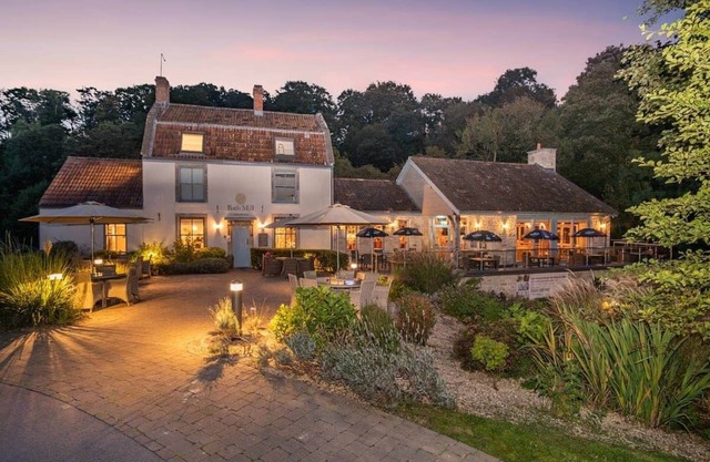 Luxurious lodge with one king-size double, with en suite shower and one twin.