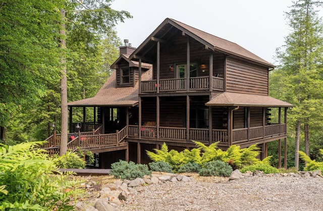 Luxurious Log Cabin Retreat: Your Private Getaway