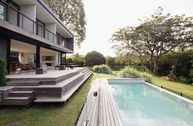 Luxurious modern family home w/pool & spacious gardens, 7 minutes to the beach!