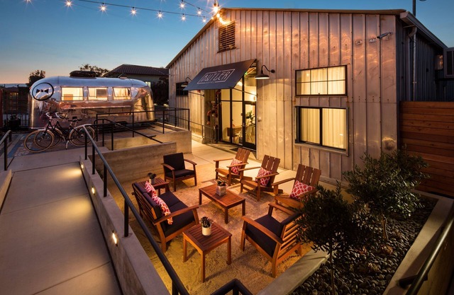 Luxurious modern downtown hotel