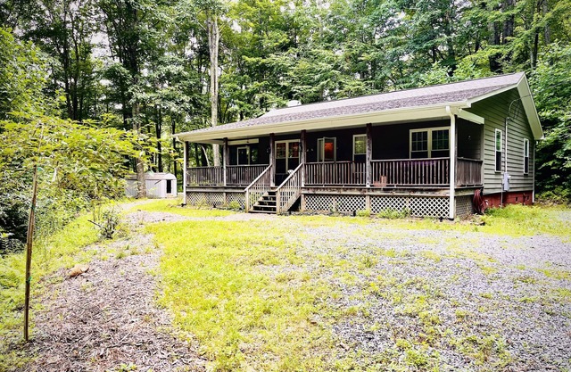 Luxurious Mountain Cottage with Hot Tub and Full Amenities