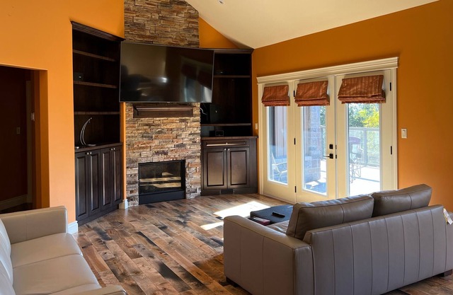 Luxurious new villa w/ hot tub, close to the beach and hiking trails