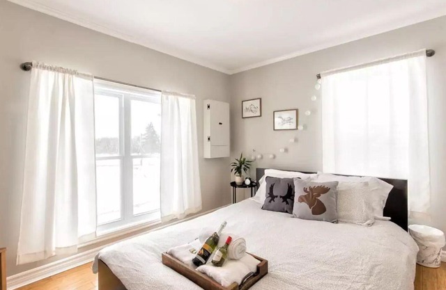 Luxurious one bedroom riverfront unit 10 min drive from downtown Ottawa
