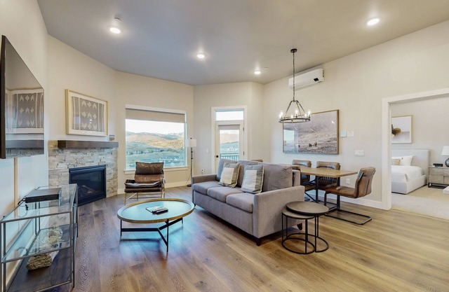 Luxurious resort condo with pool, hot tub + mountain views