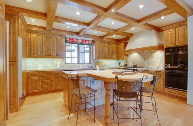 Luxurious, secluded house w/private hot tub, gym, game room & mountain views