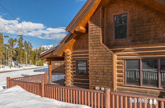 Luxurious Ski-in and Ski Out Log Cabin! Near the Resort with a Private Patio, Ho