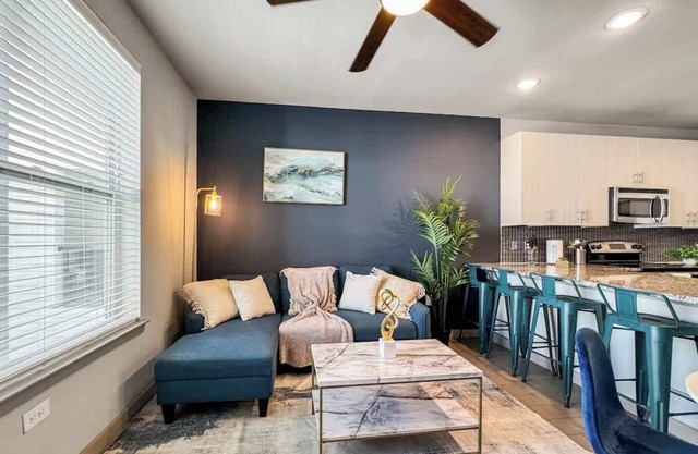 Luxury 1BD | Uptown | Sleeps 4 | Free Parking