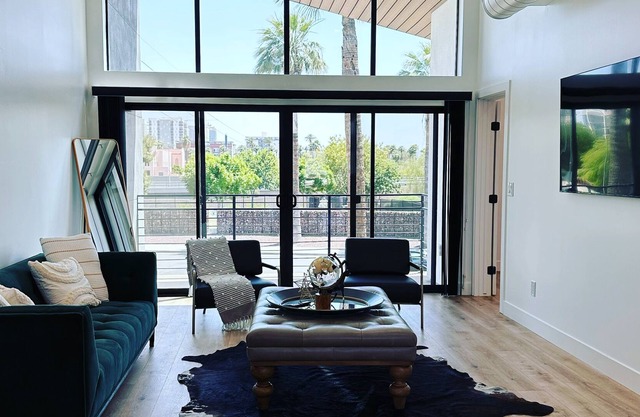 Luxury 2 Bd!! Privacy and Convenience Near Downtown with Great Skyline Views!!